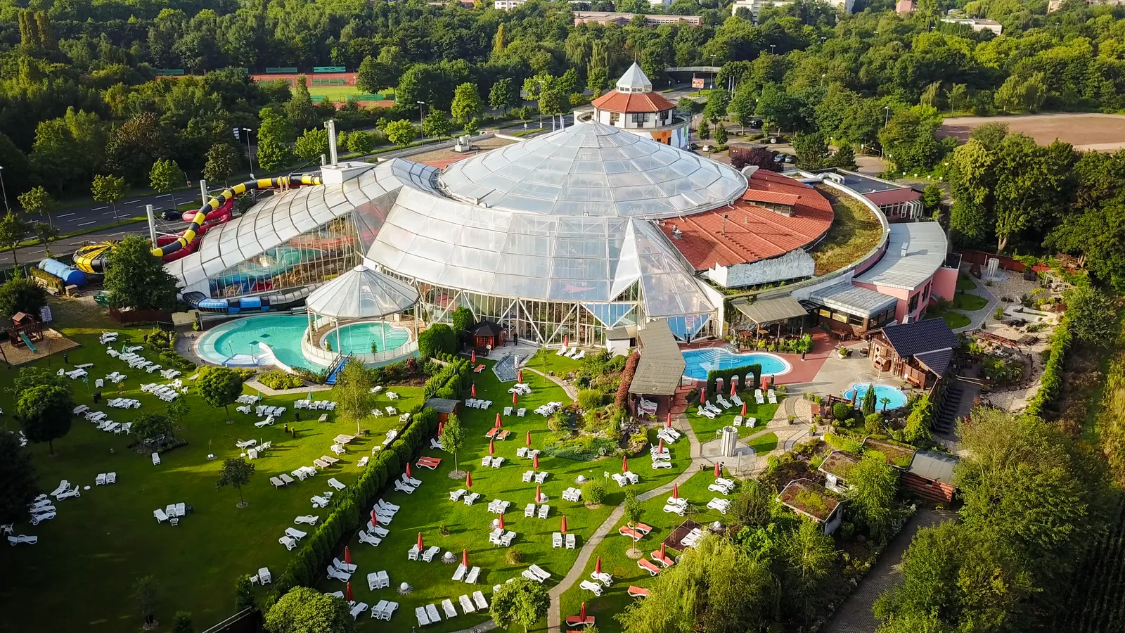 Luftaufnahme des AQUALAND Köln mit Kuppel und Außenbecken