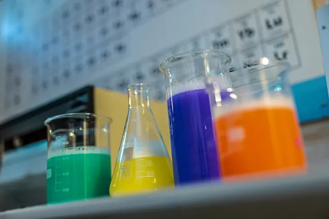 Bunte Flüssigkeiten in Laborgläsern als Rätselrequisite