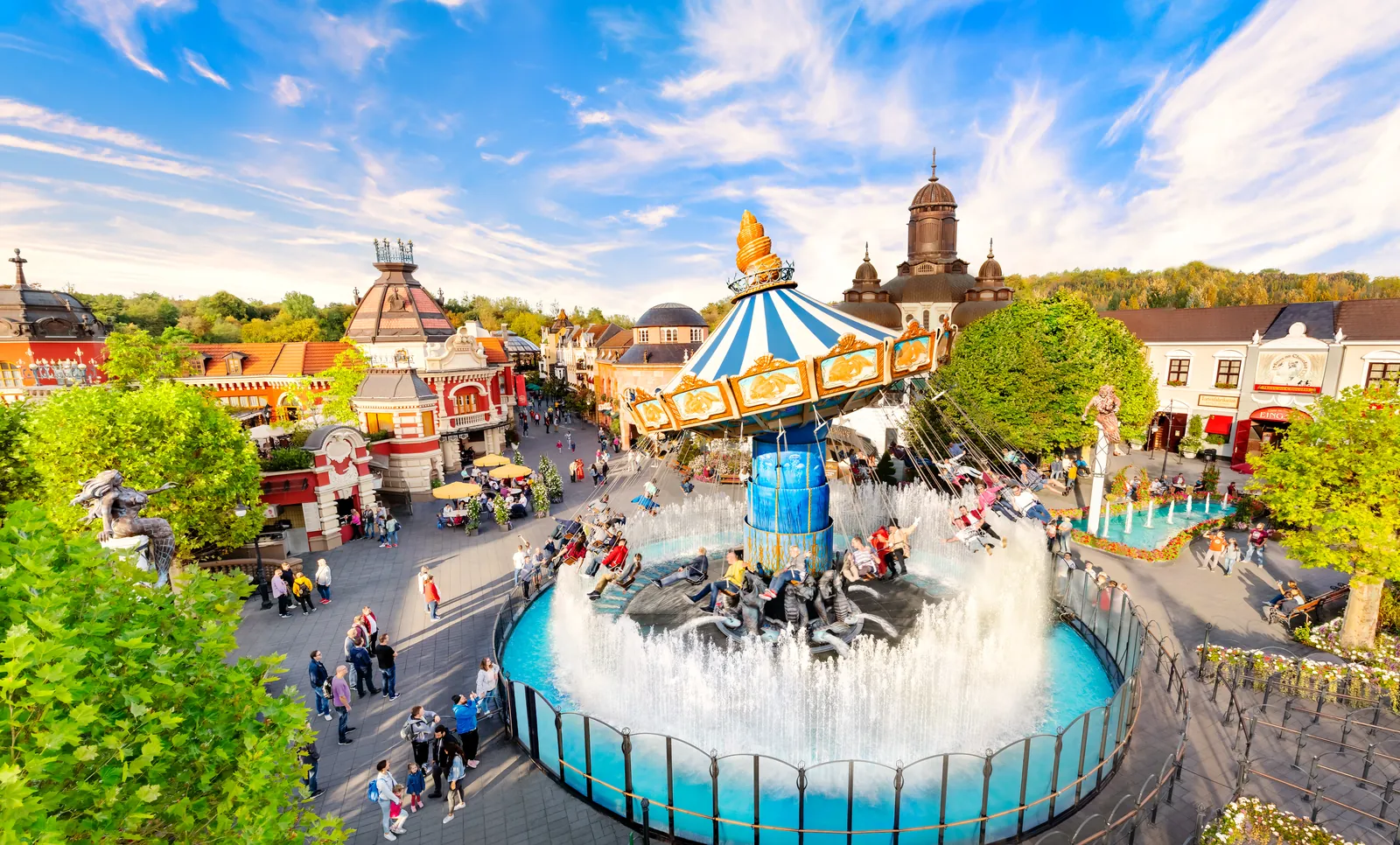 Themenbereich Berlin im Phantasialand mit Karussell