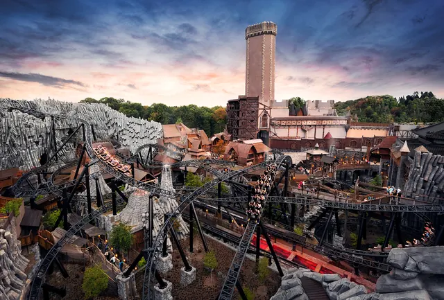 Themenbereich Mystery im Phantasialand bei Abendlicht