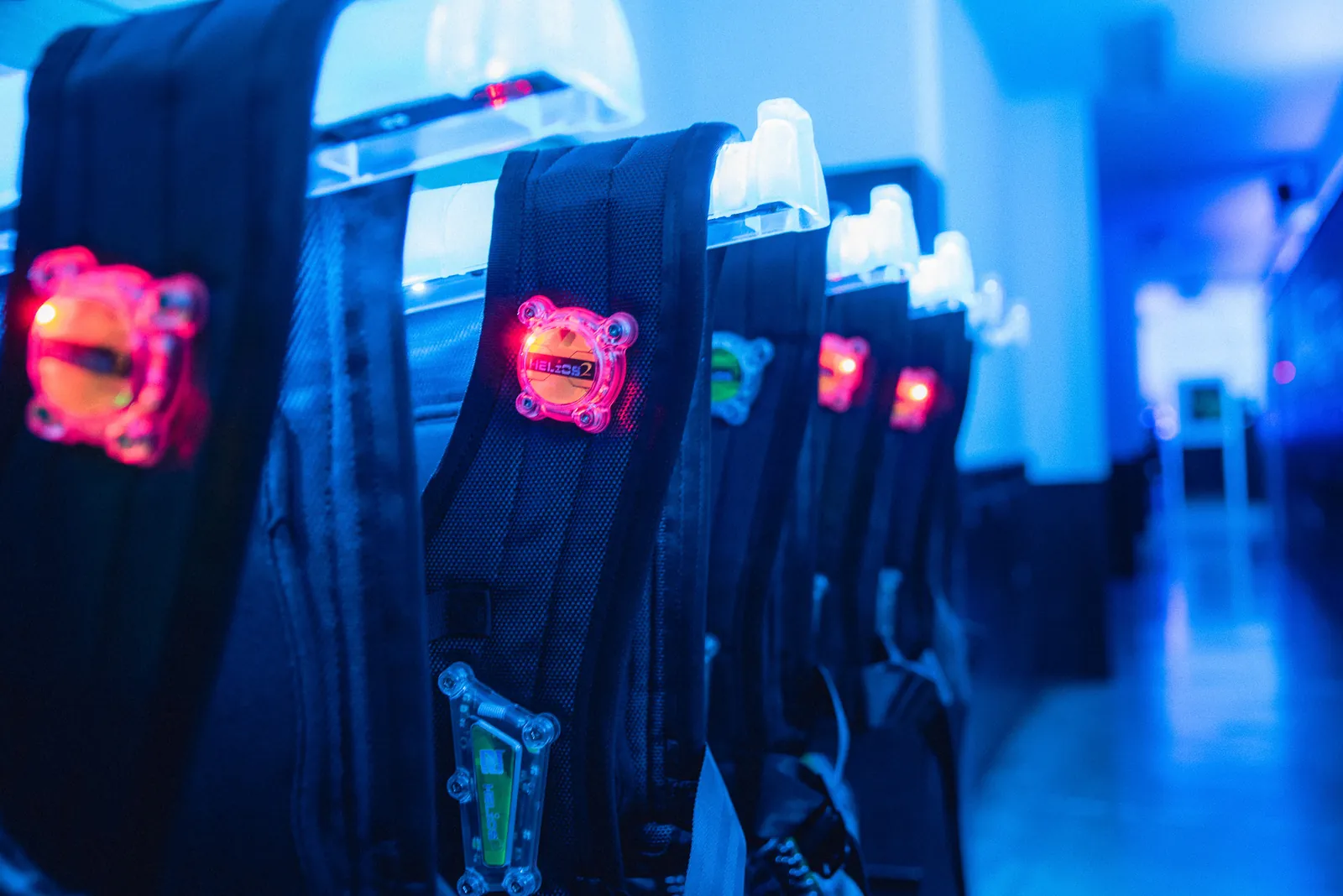 Lasertag-Westen mit blauer Beleuchtung an der Ausgabestation