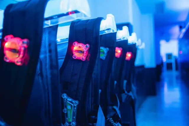 Lasertag-Westen mit blauer Beleuchtung an der Ausgabestation