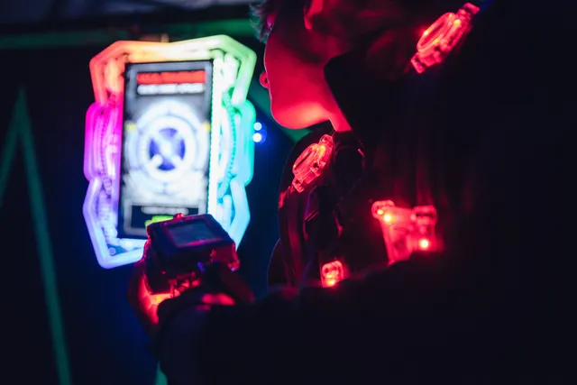 Lasertag-Ausrüstung mit leuchtenden Sensoren