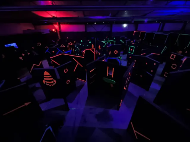 Schwarzlicht-Arena mit Hindernissen bei LaserTag Köln