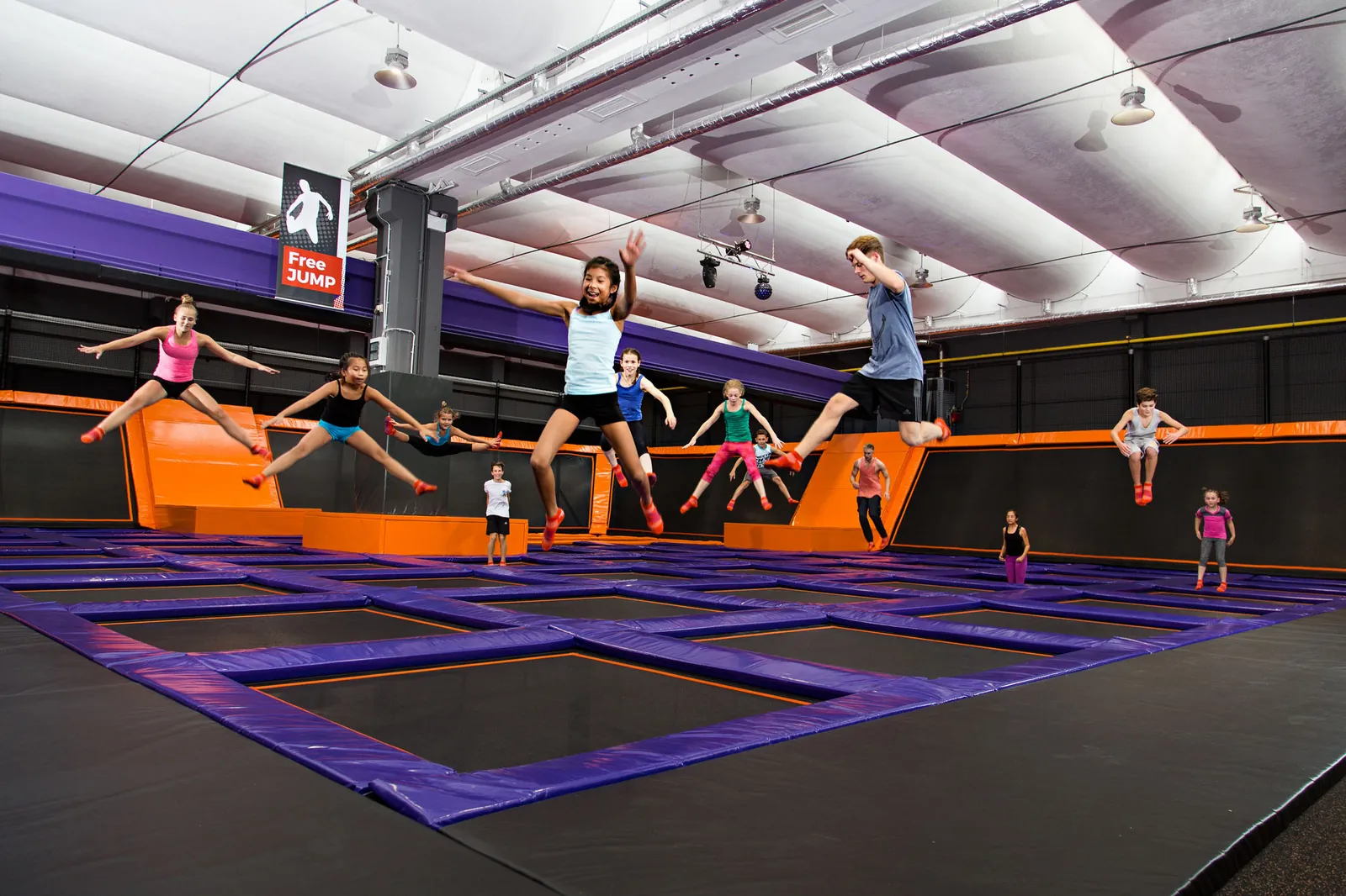 Trampolinfeld FreeJUMP mit Springern im JUMP House Köln
