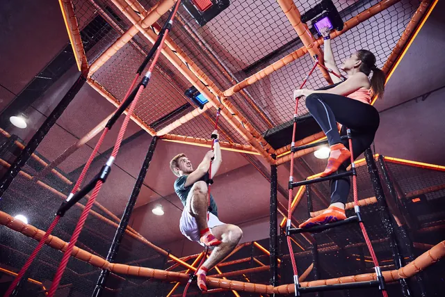 Ninja Race Arena mit Kletter- und Hangelelementen
