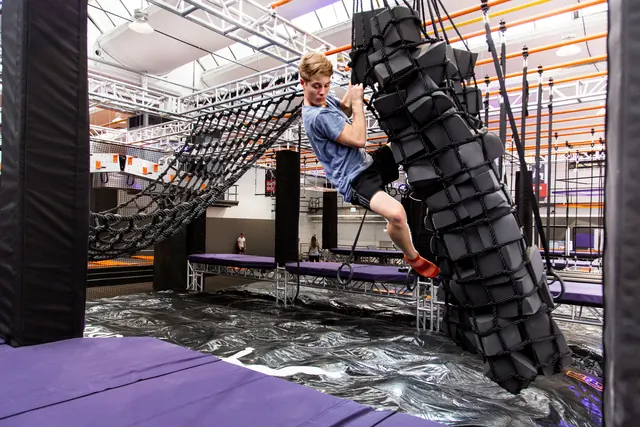 Hindernisparcours Ninja Box mit Kletterwand