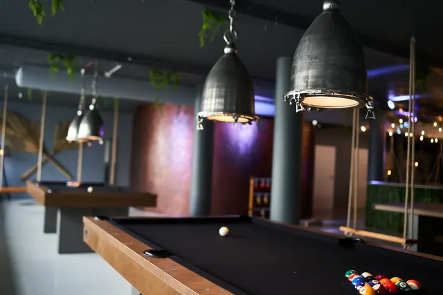 Lounge mit Billard und Tischtennis unter Industriedecke