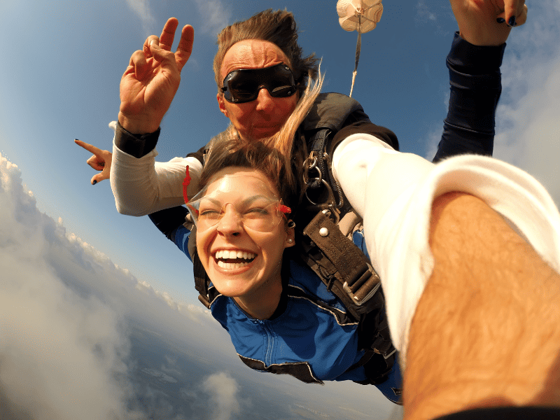 Fallschirmspringen als Action JGA-Ideen für Frauen