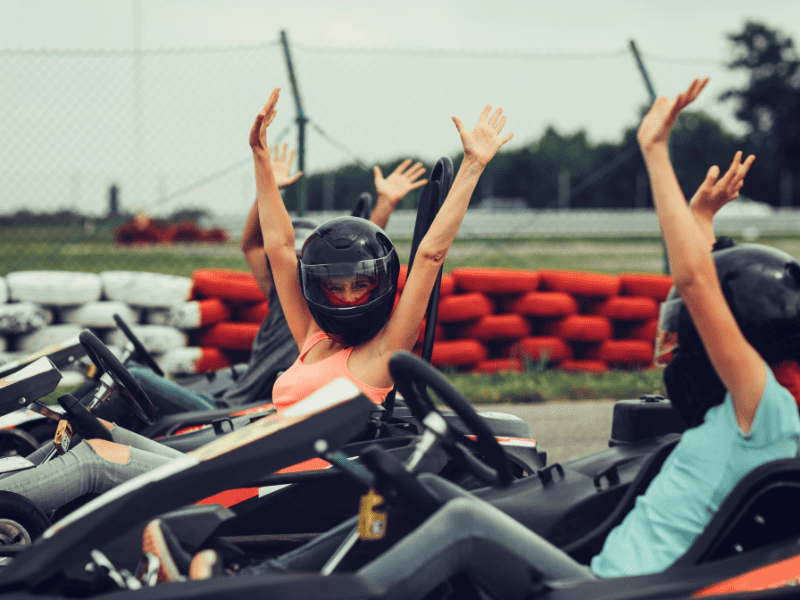Kartfahren als Action JGA-Ideen für Frauen