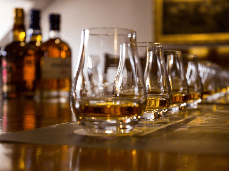 Männer JGA Idee: Whisky-Tasting