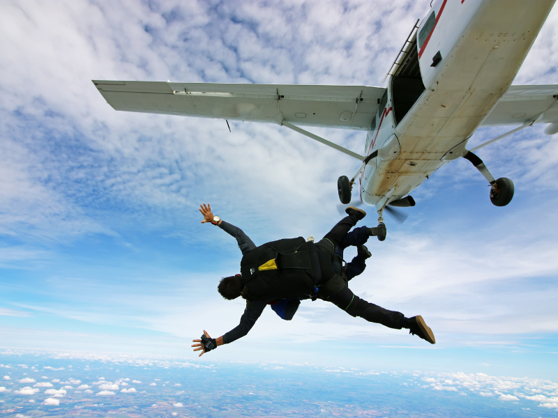 Action JGA Idee Männer: Fallschirmspringen